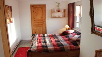 1 bedroom, bed sheets