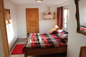 1 bedroom, bed sheets