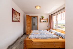 1 bedroom, bed sheets