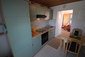 Een koelkast, een oven
