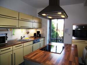 Kjøleskap, mikrobølgeovn, ovn og oppvaskmaskin