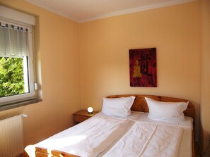 2 室のベッドルーム、旅行用ベビ ーベッド、ベッドシーツ