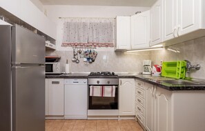 Réfrigérateur, micro-ondes, plaque de cuisson, lave-vaisselle