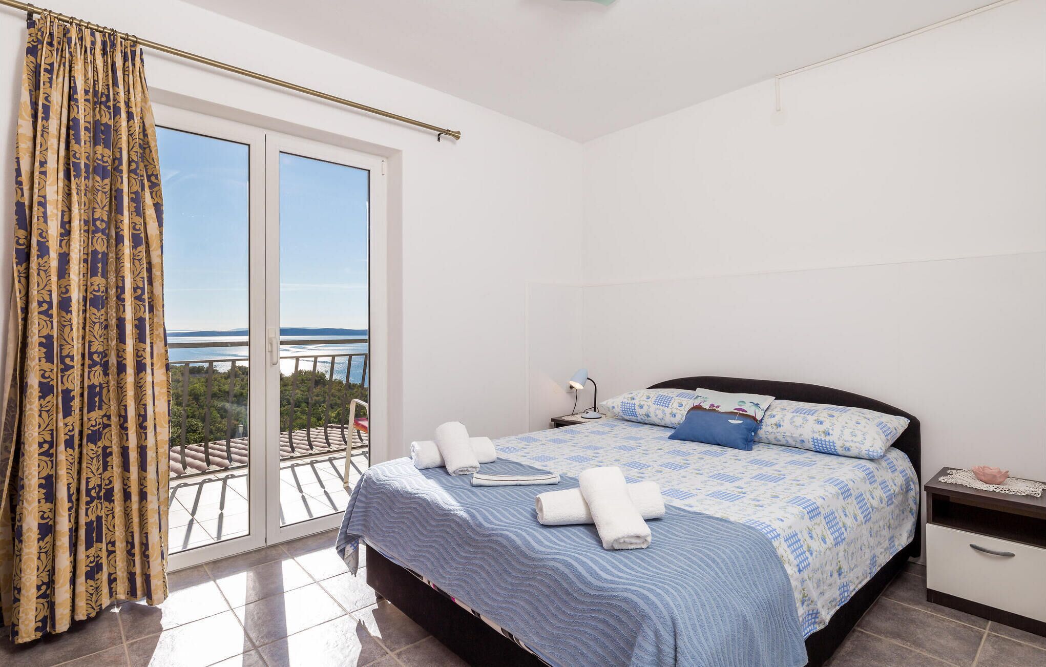 4 bedrooms, travel cot, free WiFi, bed sheets