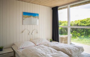 4 bedrooms, travel cot, free WiFi - Lovely home in Saltum (Saltum)
