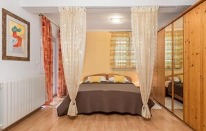 3 bedrooms, travel crib, free WiFi, bed sheets