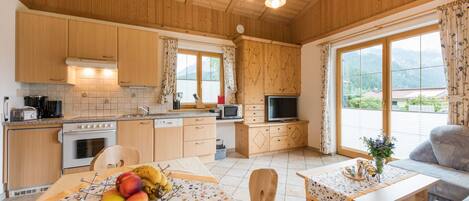 雪櫃、微波爐、焗爐、洗碗機