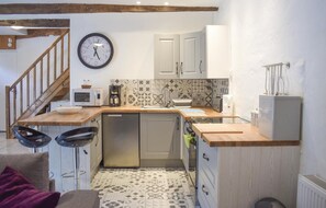 Réfrigérateur, micro-ondes, plaque de cuisson, cafetière/bouilloire