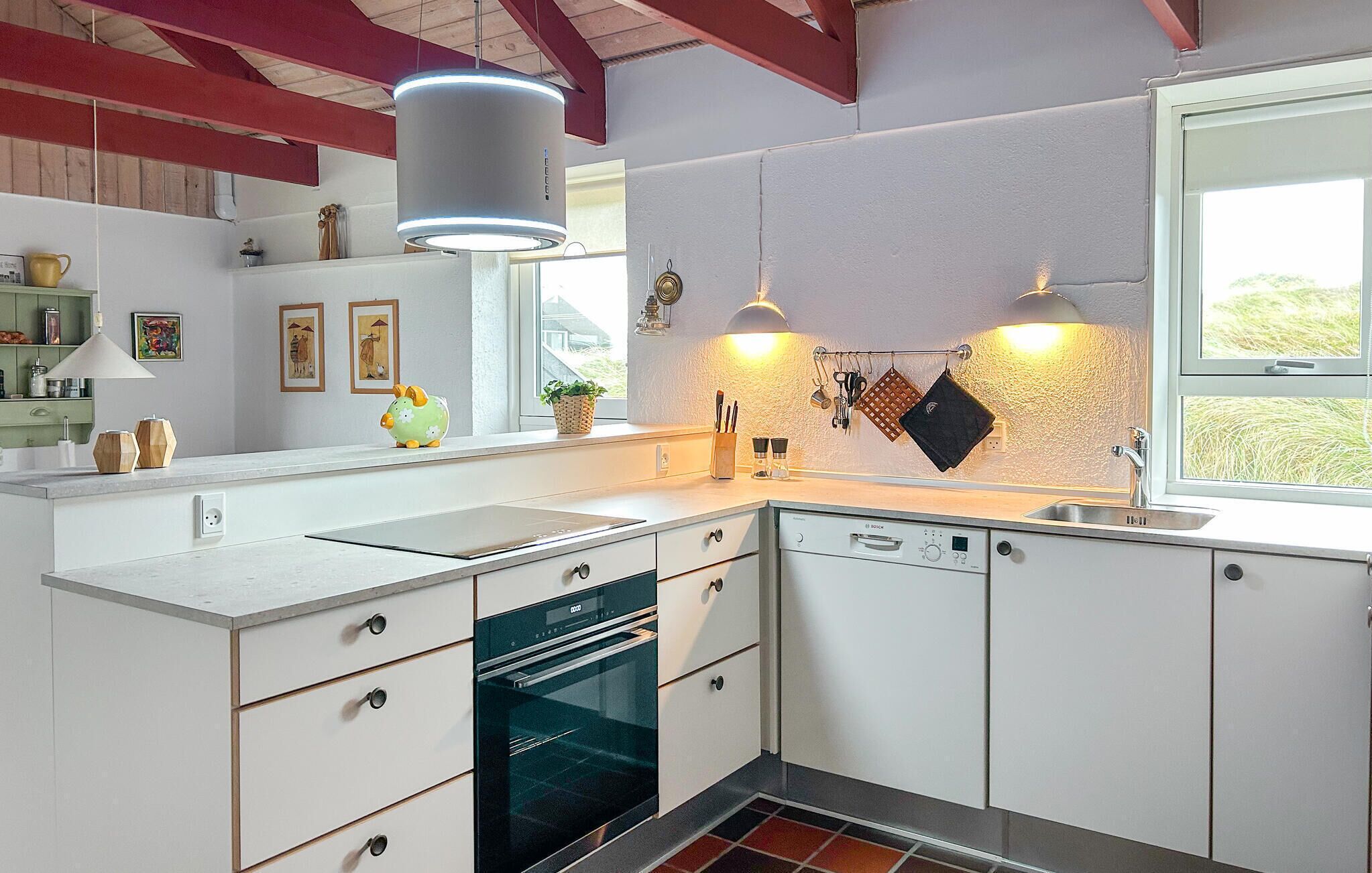 Refrigerador, parrilla de estufa, lavavajillas y cafetera y tetera 