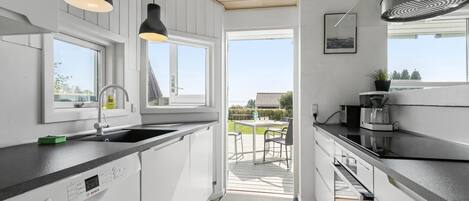 Kjøleskap, kokeplater, oppvaskmaskin og kaffetrakter/tekoker