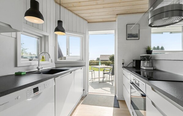 Kjøleskap, kokeplater, oppvaskmaskin og kaffetrakter/tekoker