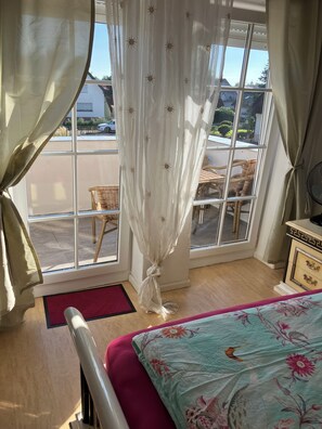 مكتب ومساحة عمل للكمبيوتر المحمول وستائر تعتيم وتجهيزات عازلة للصوت