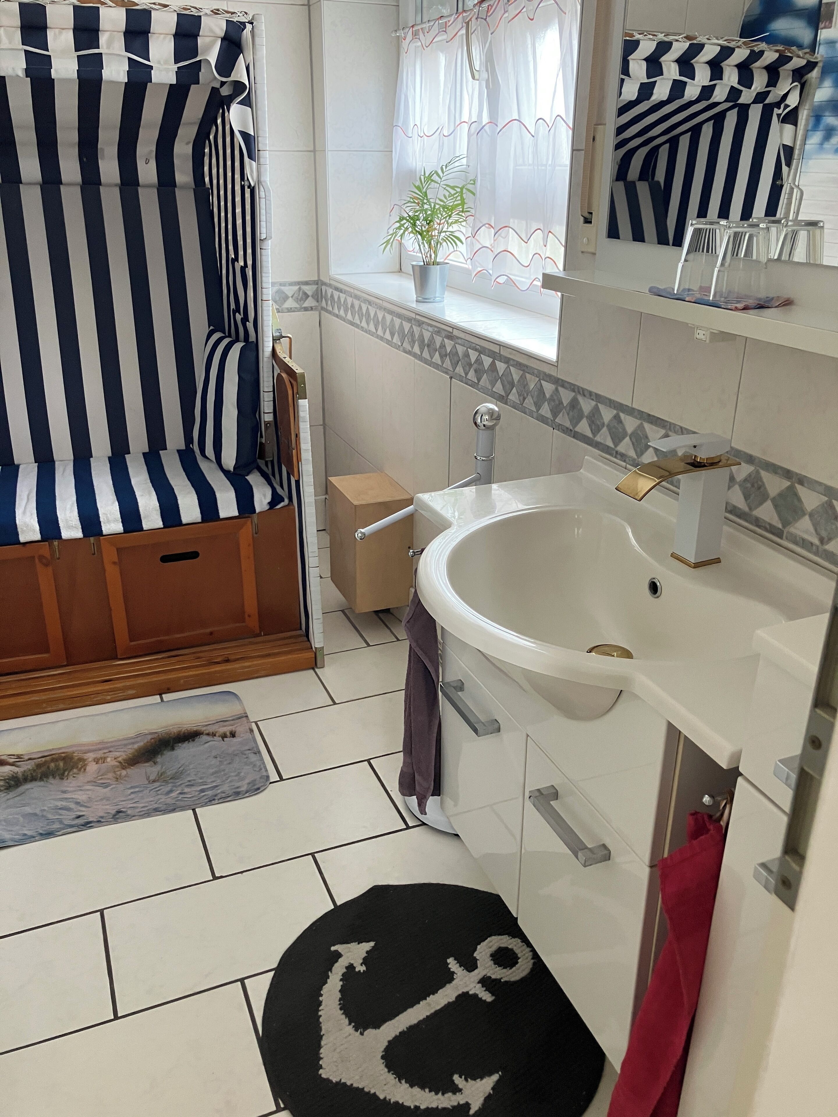 Comfort Quadruple Room (Jean) | Bathroom | Rainfall showerhead, hair dryer, towels