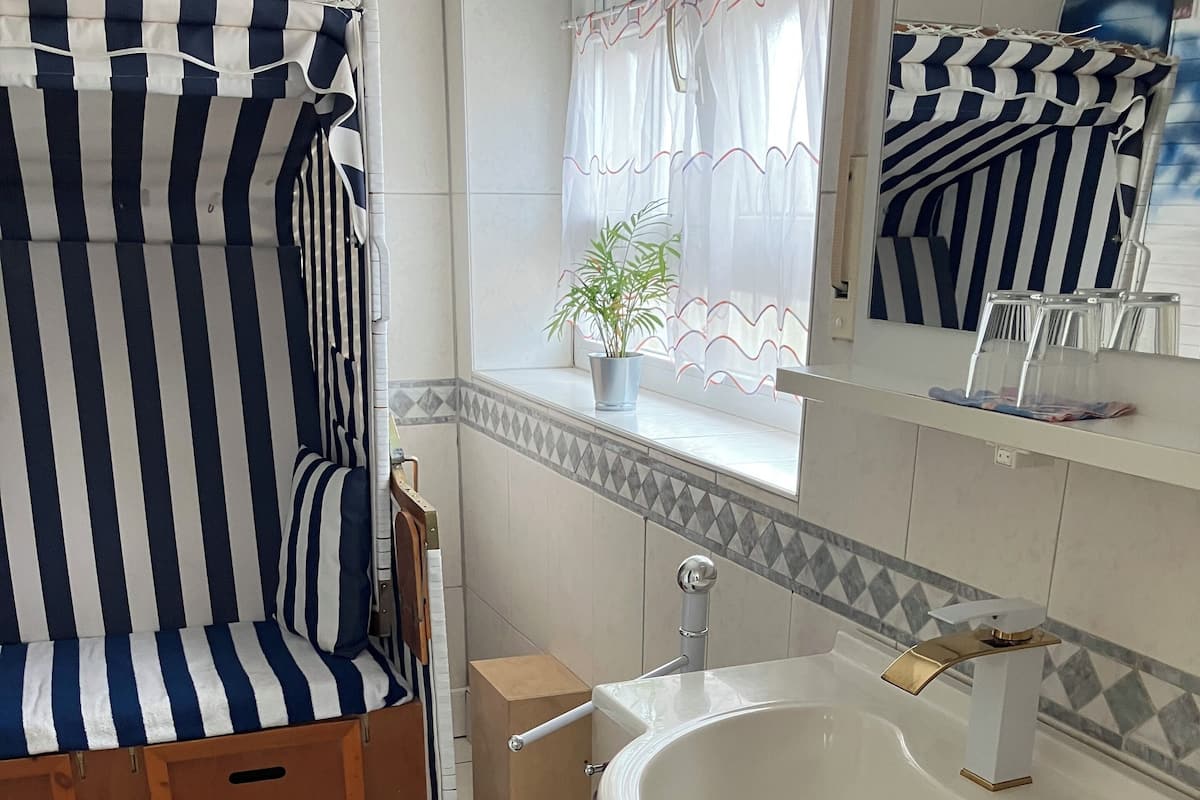 Kamar Quadruple Comfort (Jean) | Kamar mandi | Pancuran hujan, pengering rambut,  dan handuk