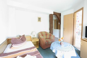 1 bedroom, travel crib, WiFi, bed sheets - Single Room - Pension in the Stralsund's Old Town (Stralsund)