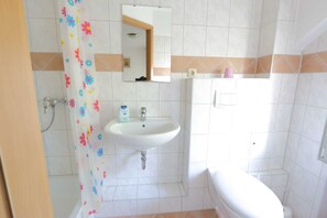 Chuveiro, toalhas de banho