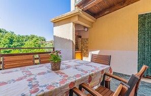 Outdoor dining - Awesome home in Kavran with WiFi (Kavran)
