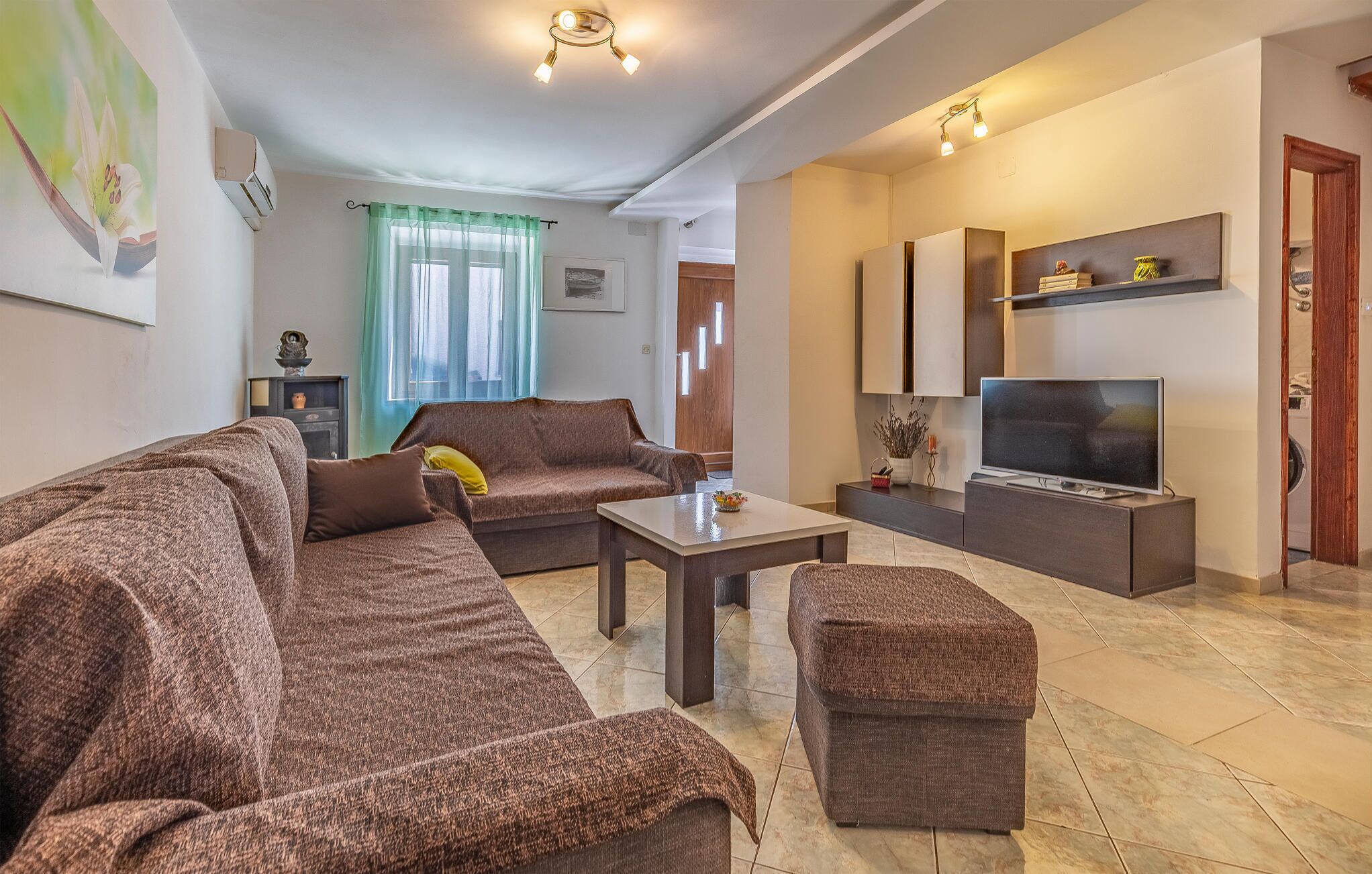 TV, fireplace, DVD player