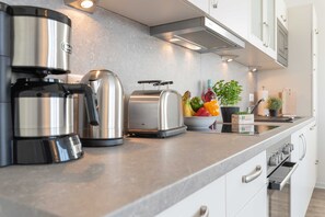 Een koelkast, een magnetron, een oven, een vaatwasser