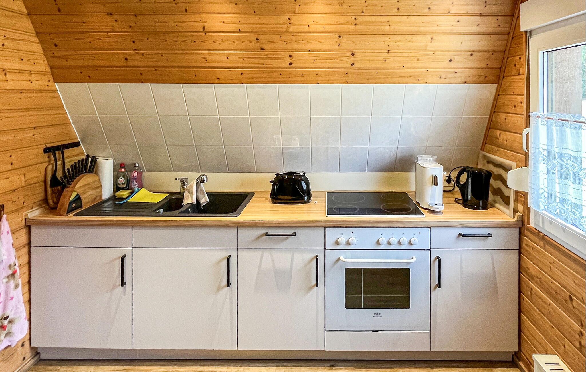 Frigorífico, microondas, placa de cocina y cafetera o tetera