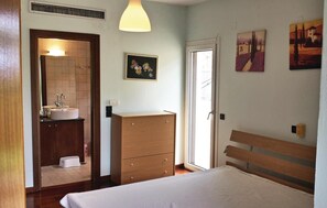 5 bedrooms, free WiFi, bed sheets
