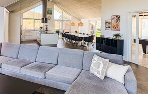 TV, peis, DVD-spiller og bordtennis