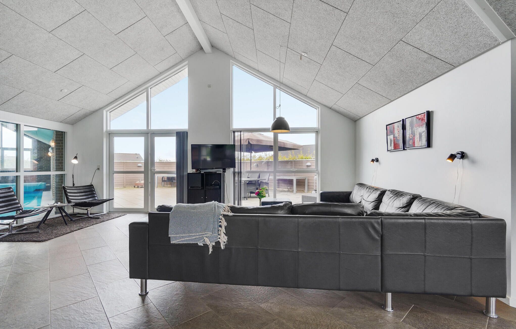 Una televisión, una chimenea, un reproductor de DVD