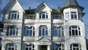 Un edificio grande y ornamentado con múltiples ventanas y una entrada destacada.