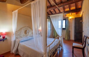 1 quarto, berço de viagem, roupa de cama