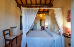 1 quarto, berço de viagem, roupa de cama