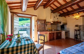 Refrigerador, parrilla de estufa y cafetera y tetera 