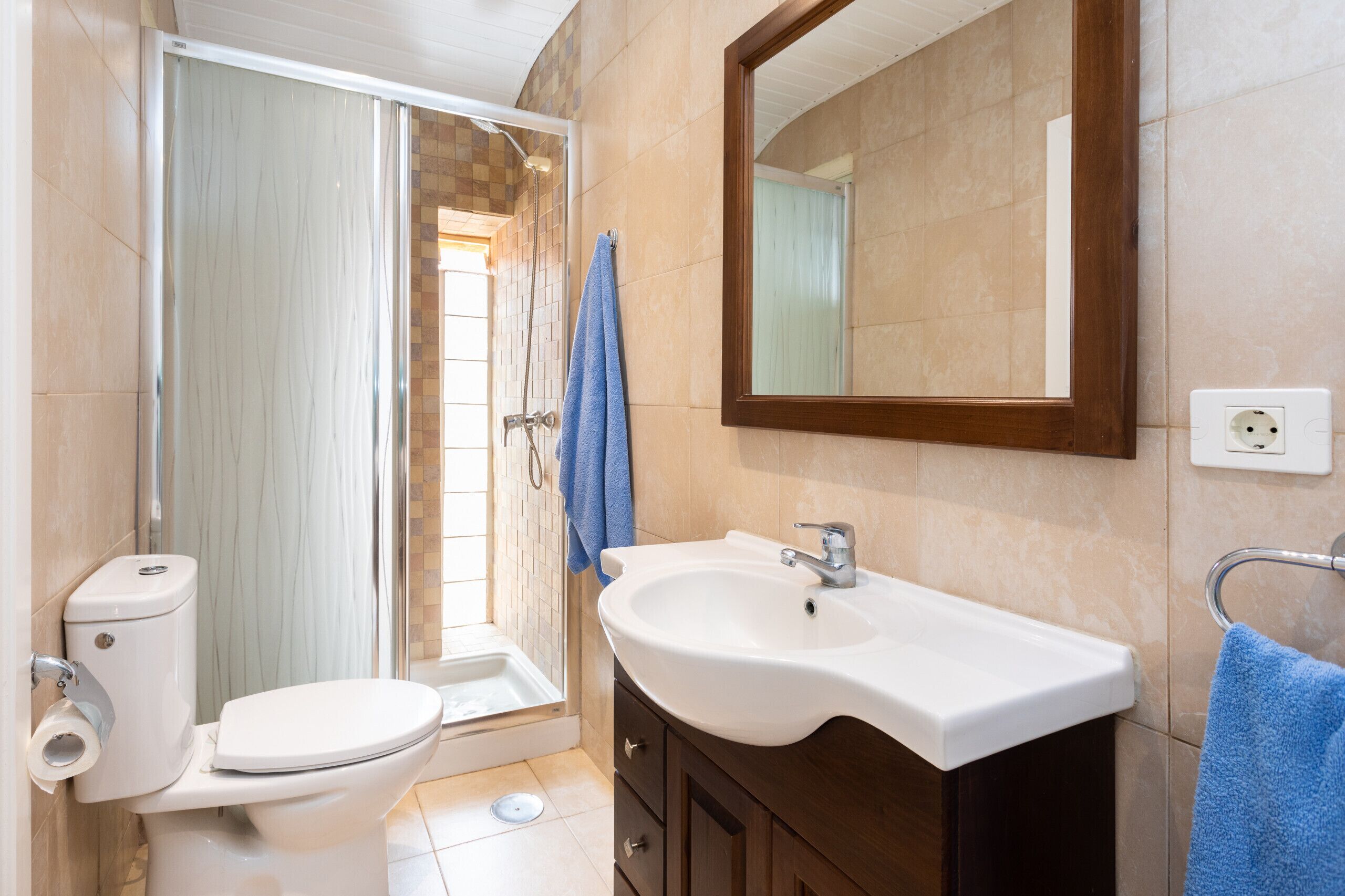 Douche, sèche-cheveux, serviettes fournies, savon