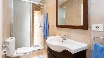 Douche, sĂšche-cheveux, serviettes fournies, savon