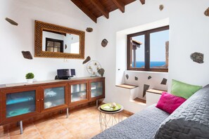 TV, books, stereo - La casita de la playa with jacuzzi (Santa Cruz de Tenerife)