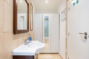 Douche, sèche-cheveux, serviettes fournies, savon