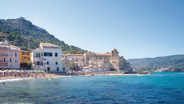 A coastal town with historic buildings, a beach, and clear blue waters. - 2 bedroom amazing home in Perdifumo SA (Perdifumo SA)