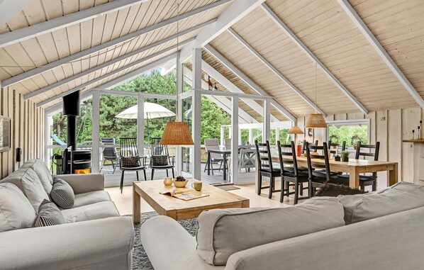 TV, fireplace - Beautiful home in Grenaa with sauna (Grenaa)