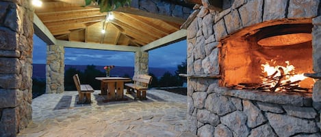 تناول الطعام بالخارج