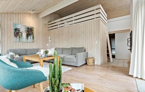 Una televisión, una chimenea, un reproductor de DVD