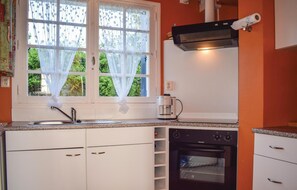 Réfrigérateur, micro-ondes, plaque de cuisson, cafetière/bouilloire