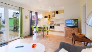 Un apartamento moderno con comedor, cocina y sala de estar.