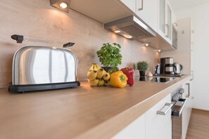 Een koelkast, een magnetron, een oven, een vaatwasser