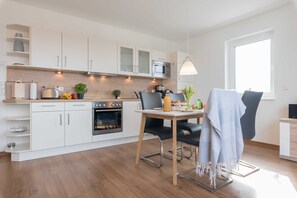 Kjøleskap, mikrobølgeovn, ovn og oppvaskmaskin