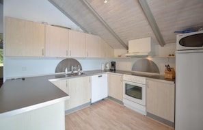 Réfrigérateur, micro-ondes, plaque de cuisson, lave-vaisselle