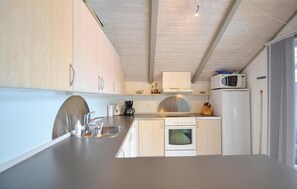 Jääkaappi, liesi, astianpesukone, kahvin-/teenkeitin