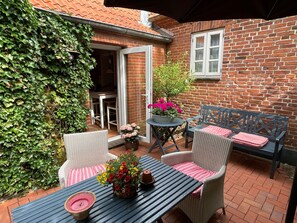 Outdoor dining - FeWo Hilde - Landhaus Westerweg - Family Petersen (Wanderup)