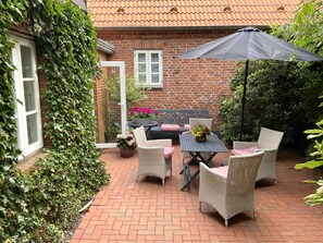 Outdoor dining - FeWo Hilde - Landhaus Westerweg - Family Petersen (Wanderup)