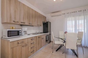 Køleskab, ovn, kogeplade, kaffe-/temaskine