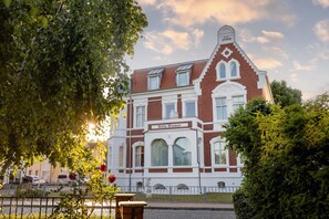 Unclassified image, 2 of 16, button