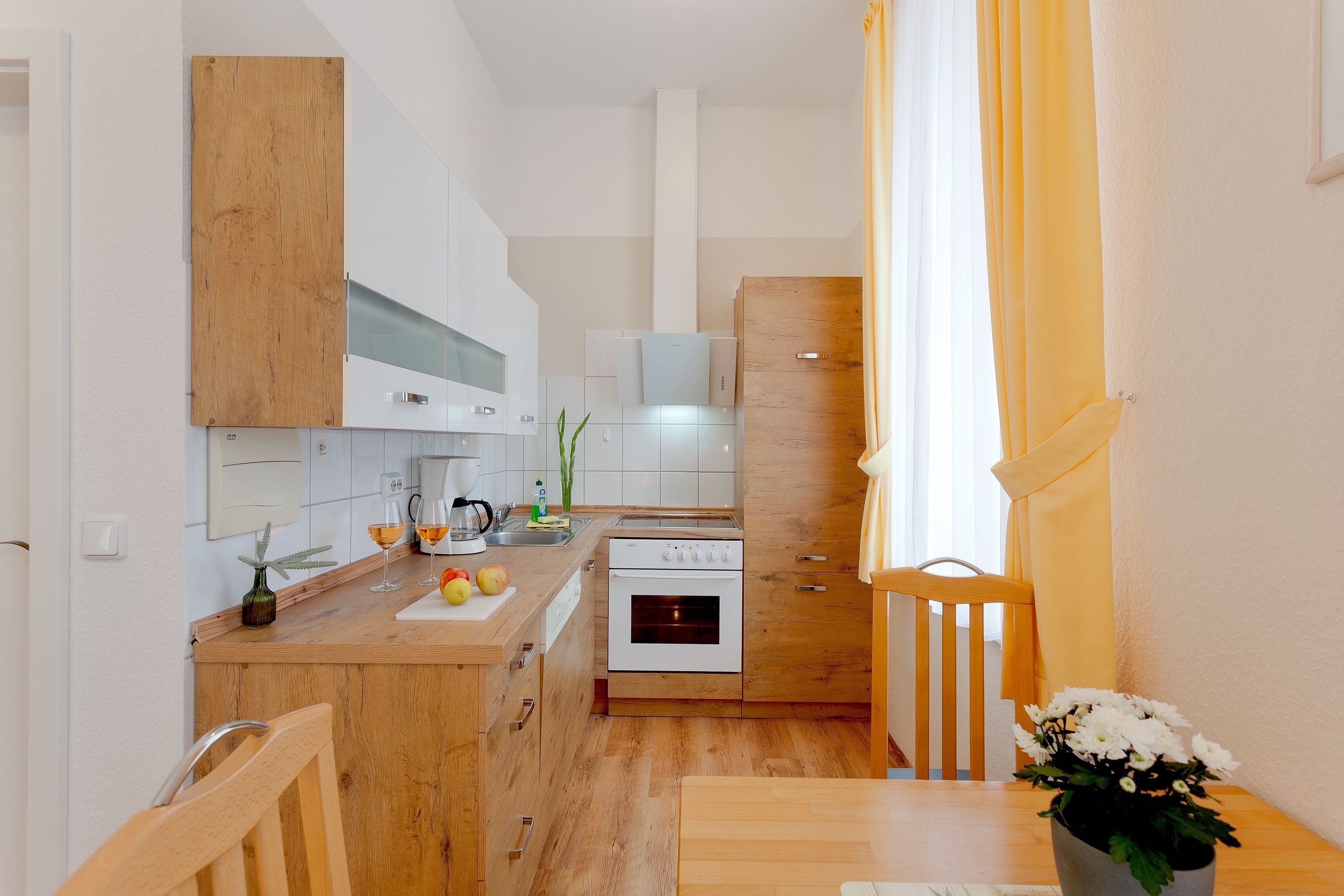 Réfrigérateur, four, lave-vaisselle, cafetière/bouilloire